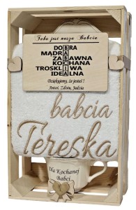 Praktyczny gustowny prezent na Dzień Babci ręcznik filiżanka lub kubek