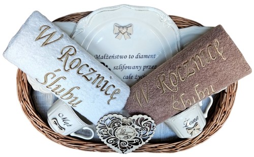 komplet-slubny-prezent-reczniki-filizanki-talerz-wiklinowa-tacka-zapakowany.jpg
