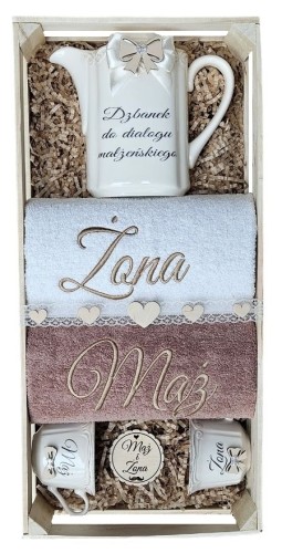 elegancki_prezent_slubny_dla_pary_mlodziej_komplet_reczniki_filizanki_skrzynia.jpg