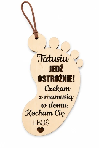 drewniana-zawieszka-do-auta-dla-taty-stopka-grawer.jpg.png
