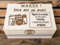 drewniana-skrzynka-na-50-urodziny-z-grawerem-aparatu.jpg.png