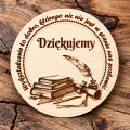 drewniana-podkladka-dla-nauczyciela-z-podziekowaniem-pioro.jpg.png